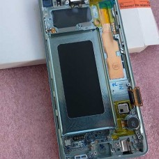 Оригинальный дисплей 6,1" Dynamic AMOLED в сборе с металлической рамкой и сенсором для Samsung SM-G973 Galaxy S10 Green (дисплейный черный, грани с зеленым оттенком)